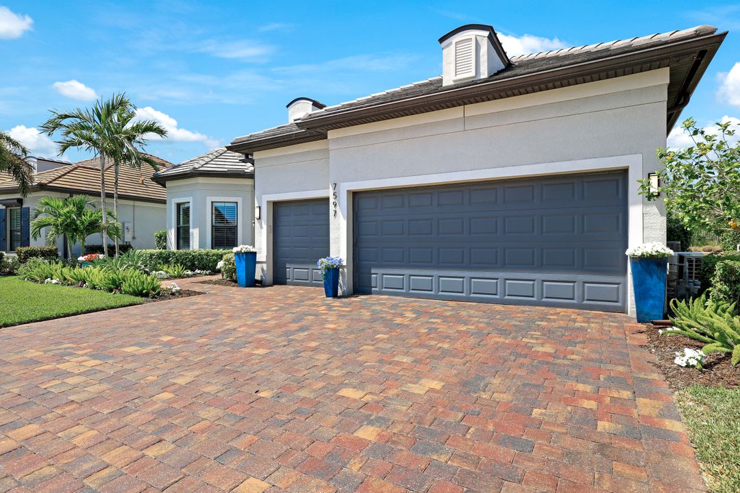 7597 Blackberry Dr, Naples, FL 34114