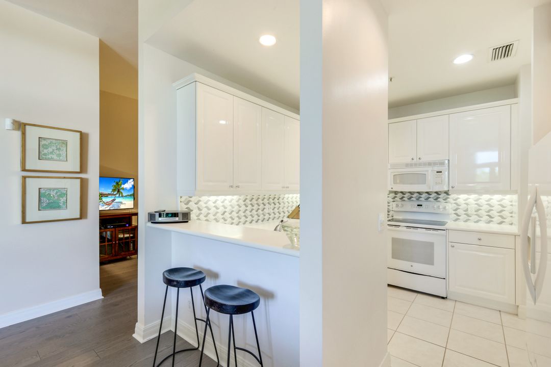 375 5th Ave S #305, Naples, FL 34102