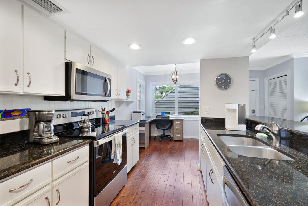 520 Club Side Dr #4, Naples, FL 34110
