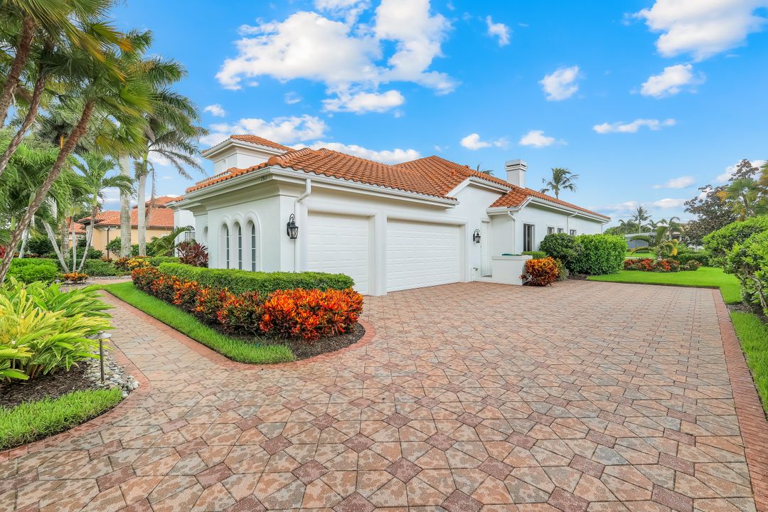 7511 Hogan Ct, Naples, FL 34113