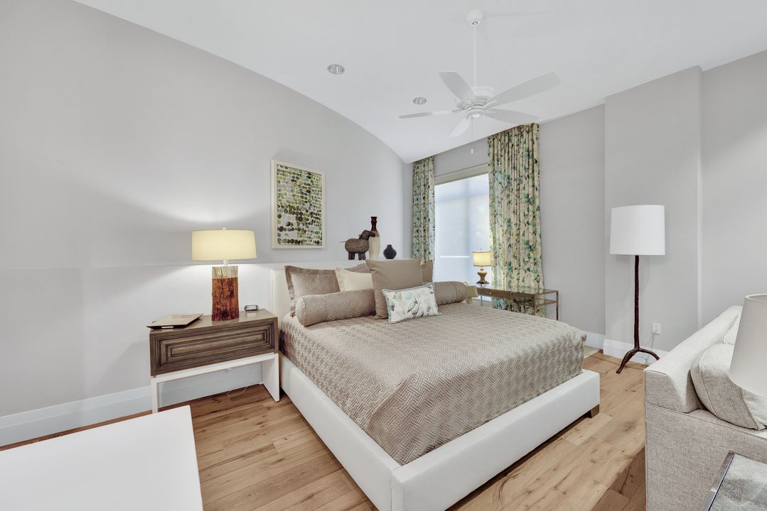 13675 Vanderbilt Dr, Naples, FL 34110