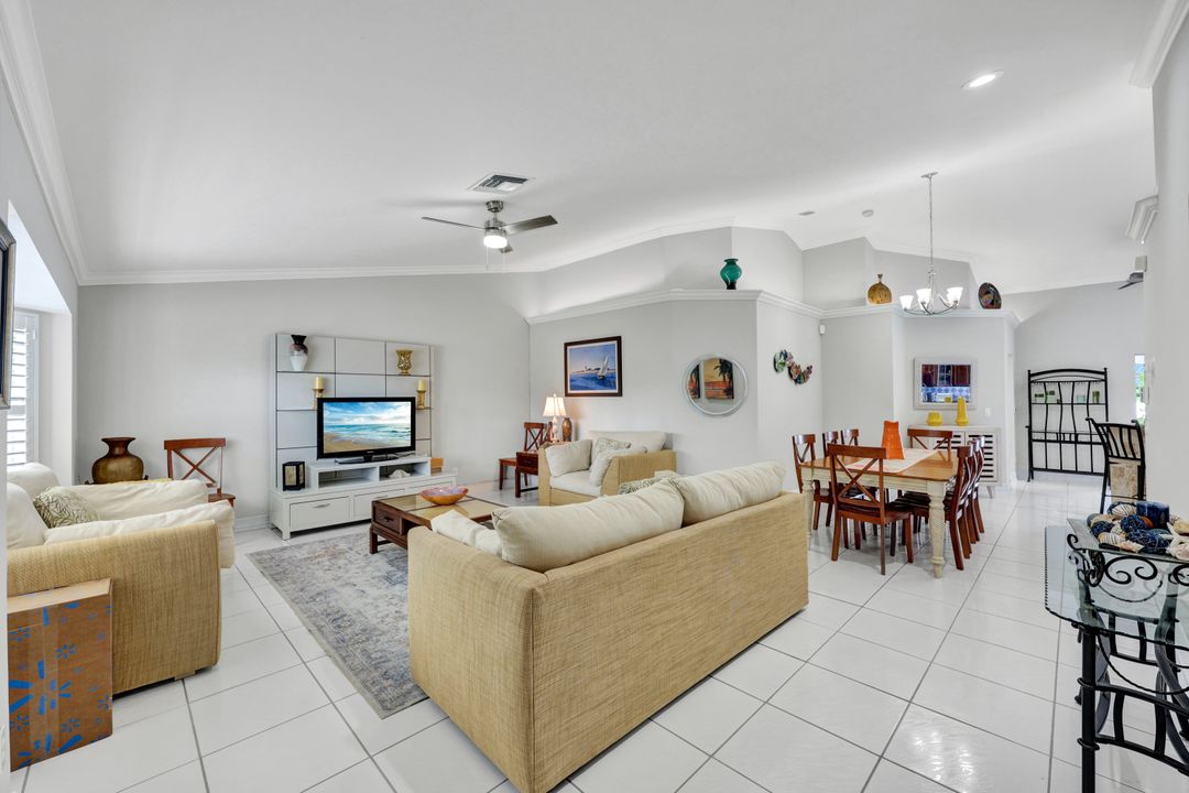 565 93rd Ave N, Naples, FL 34108