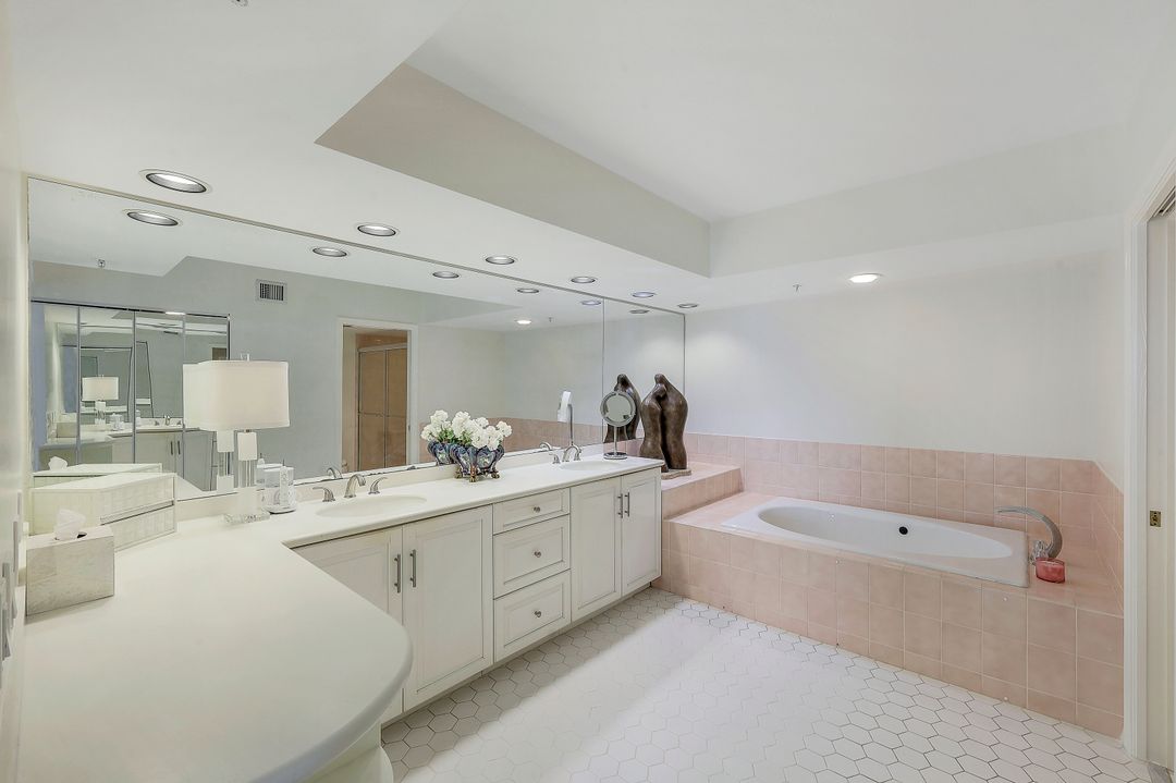 20 Seagate Dr #202, Naples, FL 34103