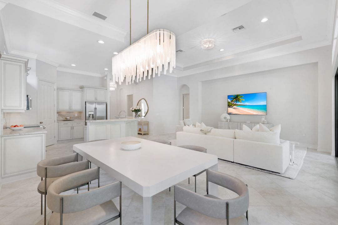 7319 Lantana Cir, Naples, FL 34119