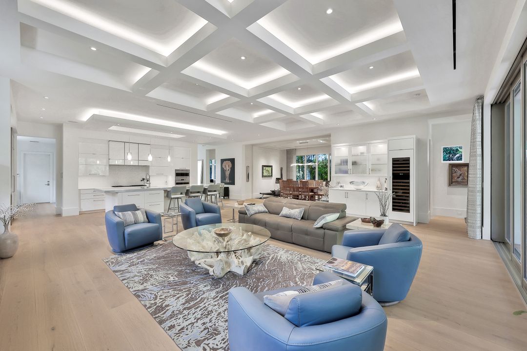 355 7th Ave S, Naples, FL 34102