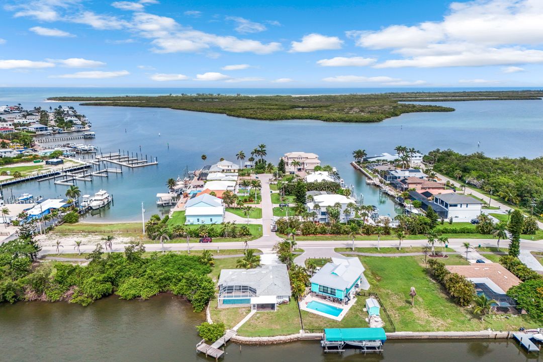 401 Capri Blvd, Naples, FL 34113
