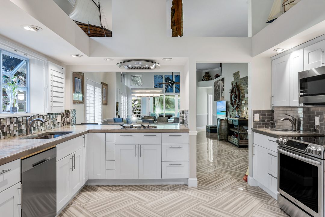 10366 Quail Crown Dr, Naples, FL 34119