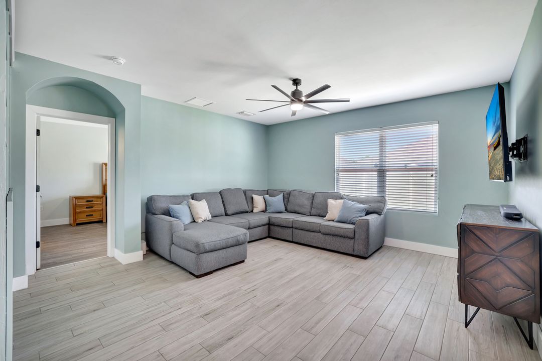 692 Hadley St E, Naples, FL 34104