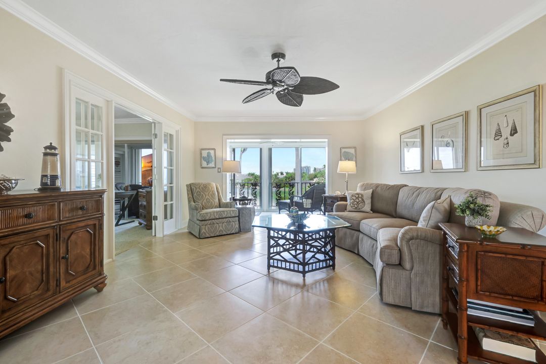 383 Harbour Dr #304, Naples, FL 34103