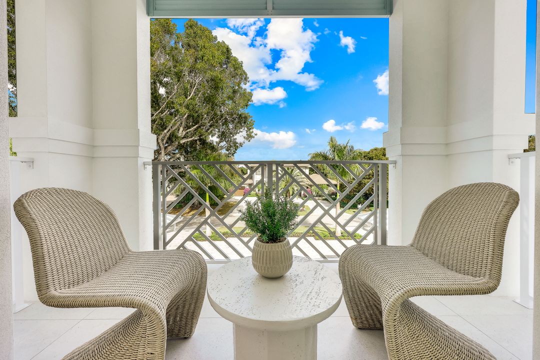 726 Riviera Dr, Naples, FL 34103