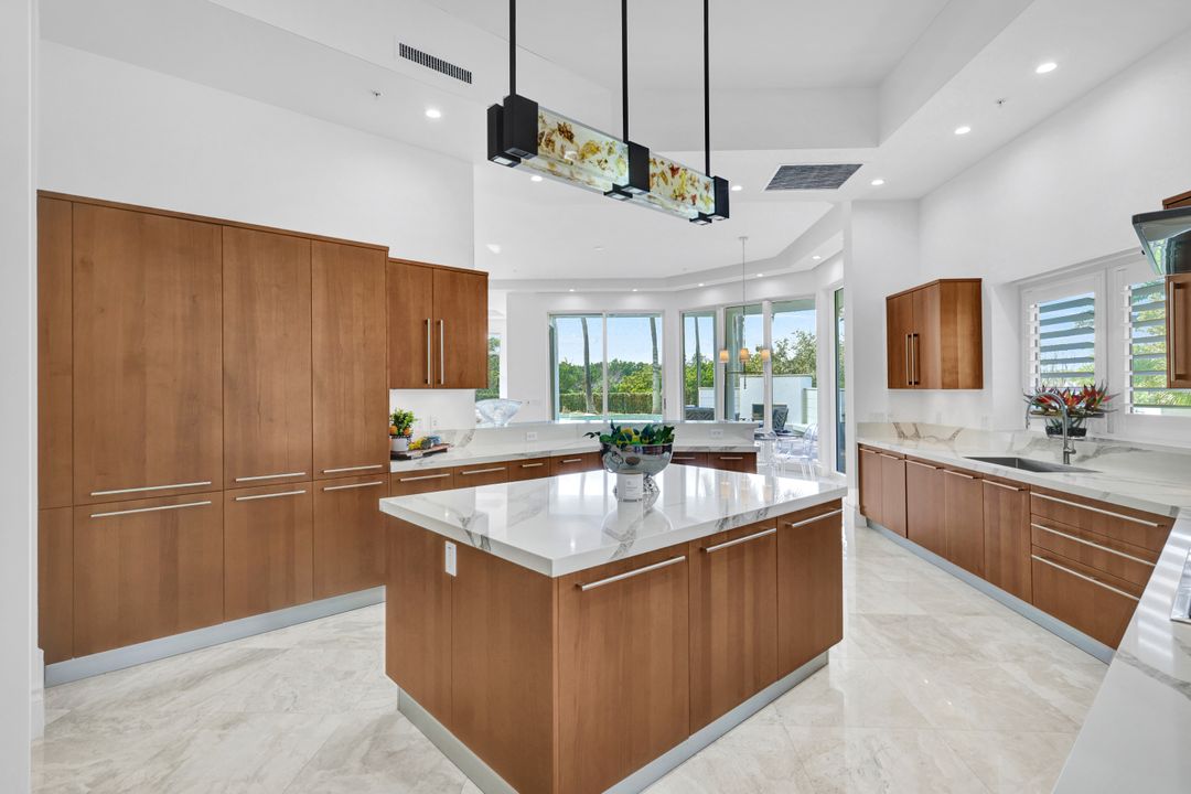 13675 Vanderbilt Dr #210, Naples, FL 34110