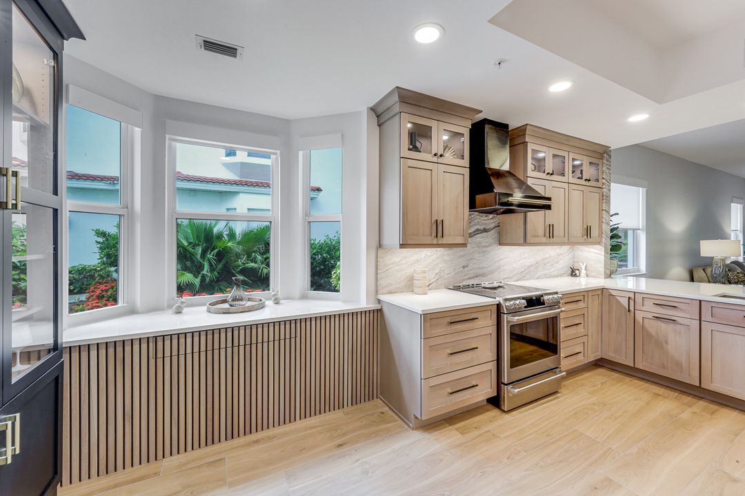 4700 Yacht Harbor Dr #611, Naples, FL 34112