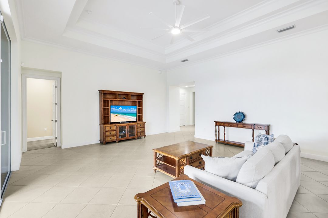 5052 Martinique Dr, Naples, FL 34113