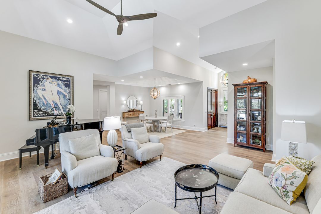 641 Pine Ct, Naples, FL 34102