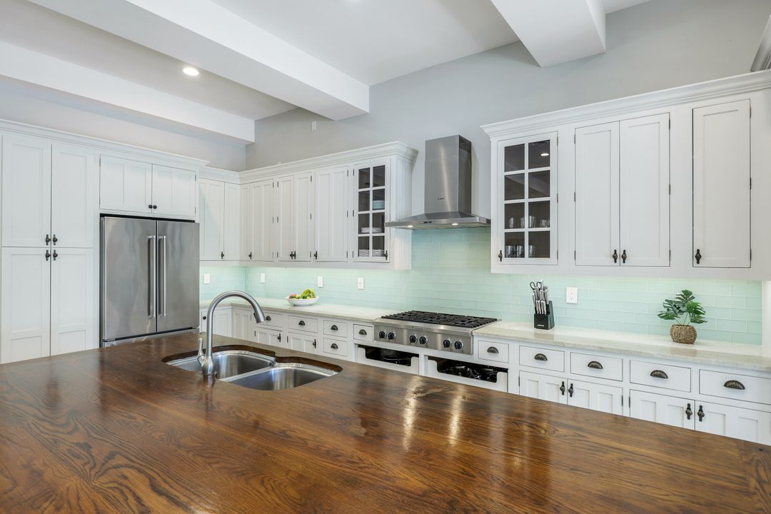 1550 Gordon Dr, Naples, FL 34102