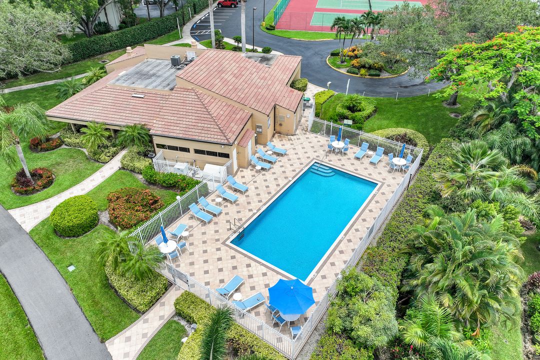 6600 Bishopgate Ln, Naples, FL 34104