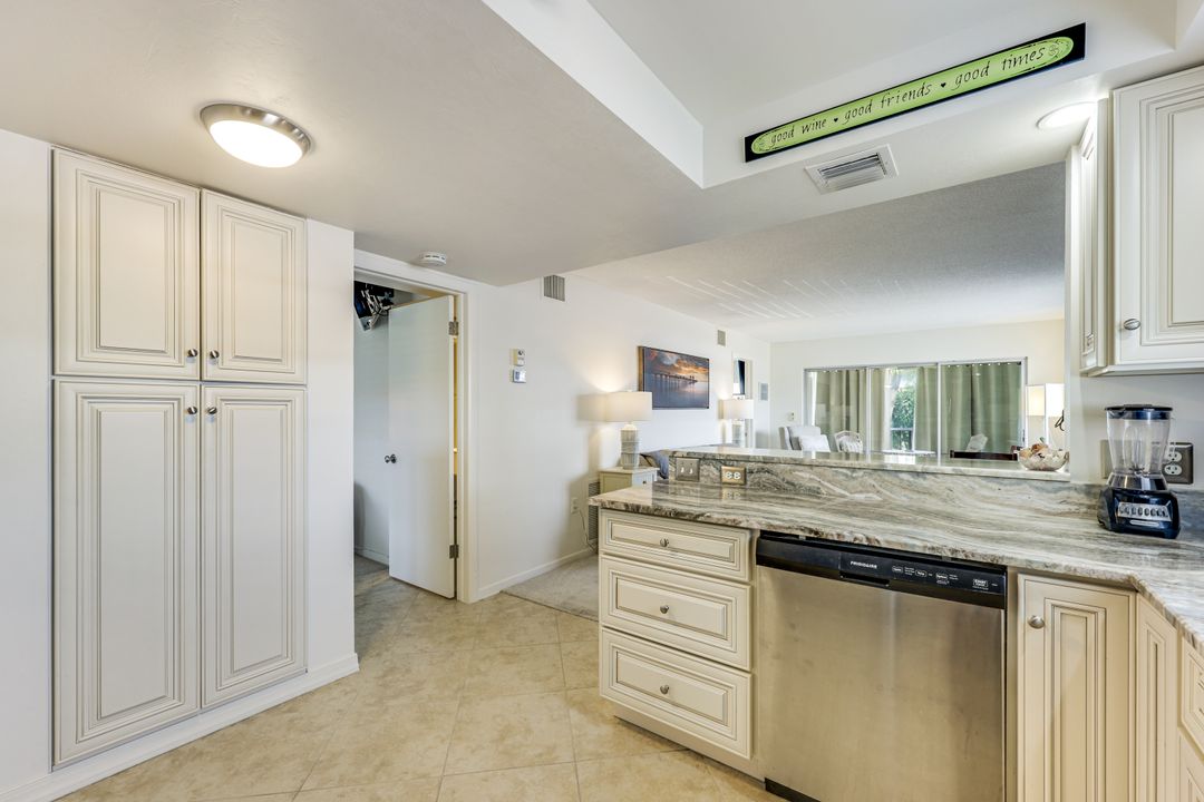5 High Point Cir W #204, Naples, FL 34103