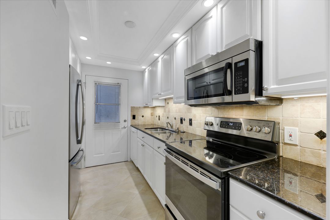 72 7th St S #106, Naples, FL 34102