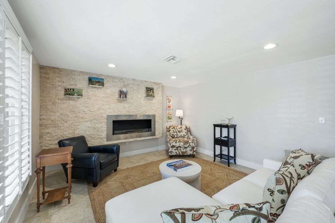 725 Old Trail Dr, Naples, FL 34103