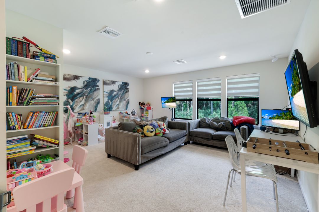 10427 Ventana Ln, Naples, FL 34120