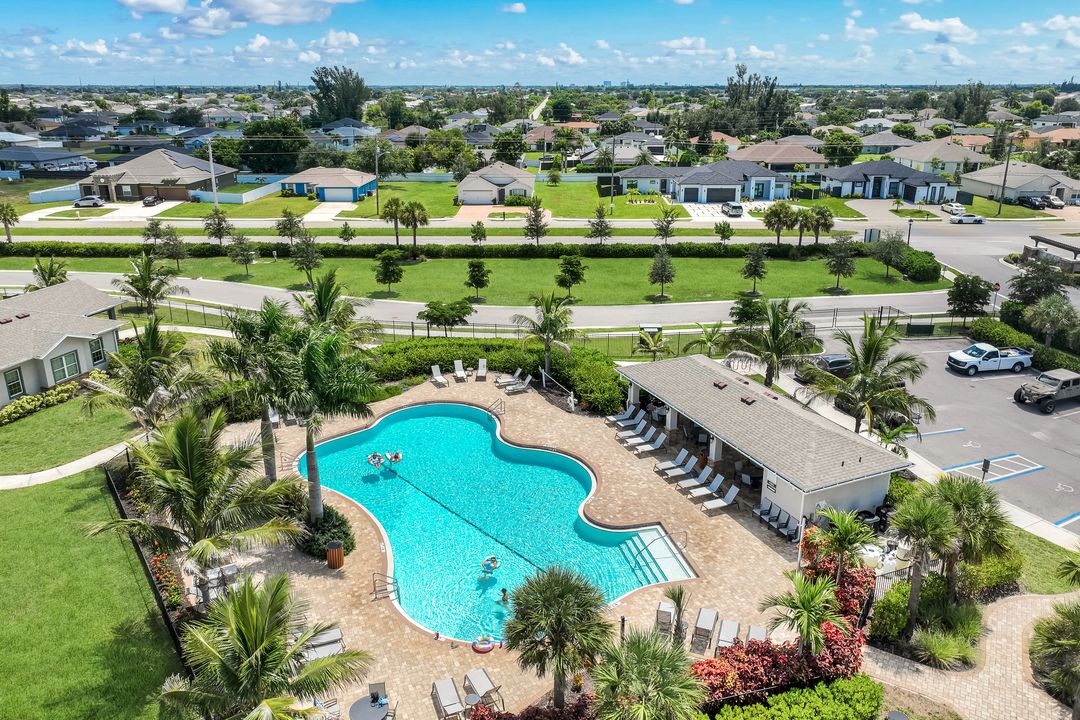 950 Stonewater Lk Ter, Cape Coral, FL 33993