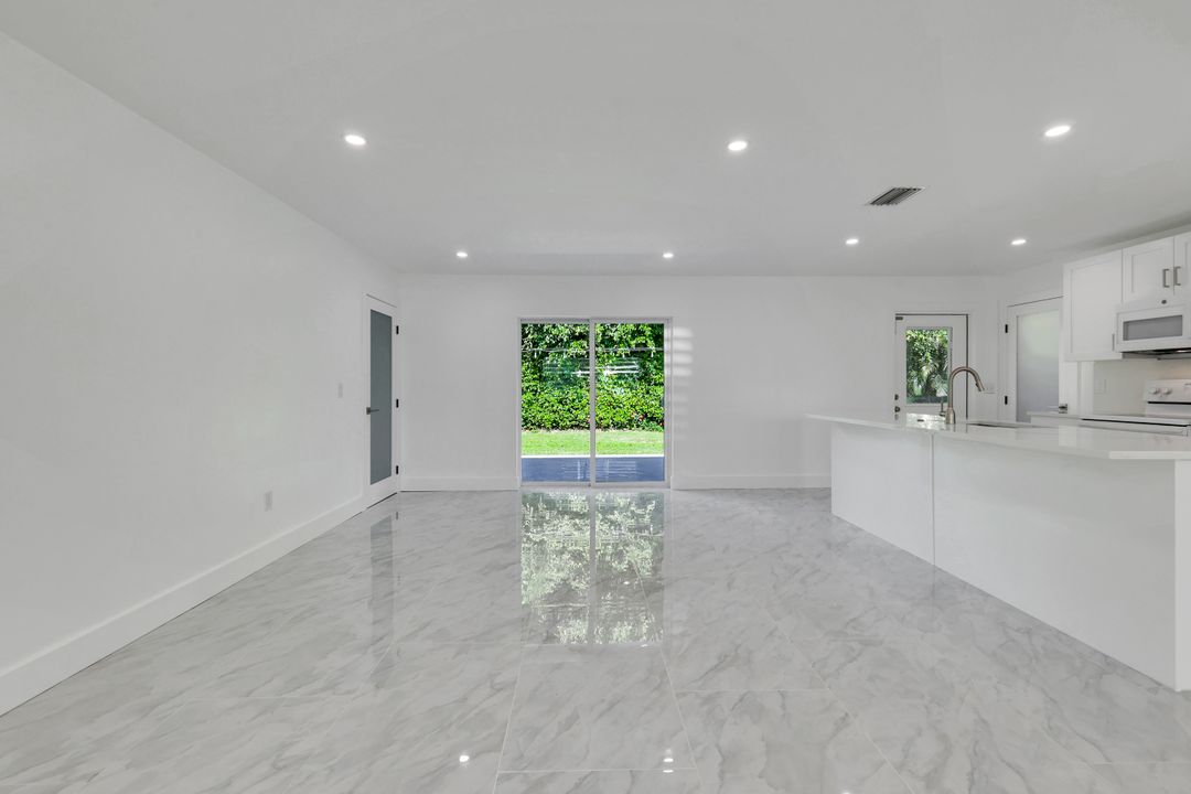 939 Bluebird St, Naples, FL 34104