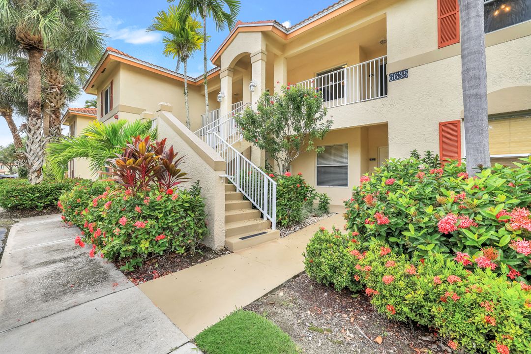 6635 Huntington Lakes Cir #202, Naples, FL 34119