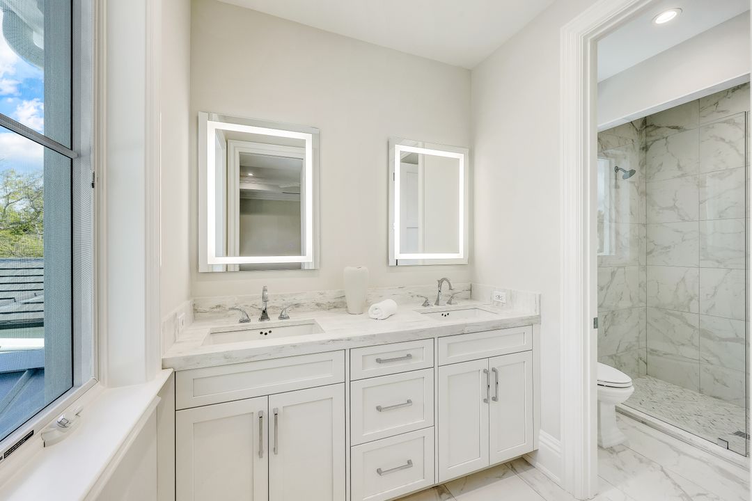 726 Riviera Dr, Naples, FL 34103