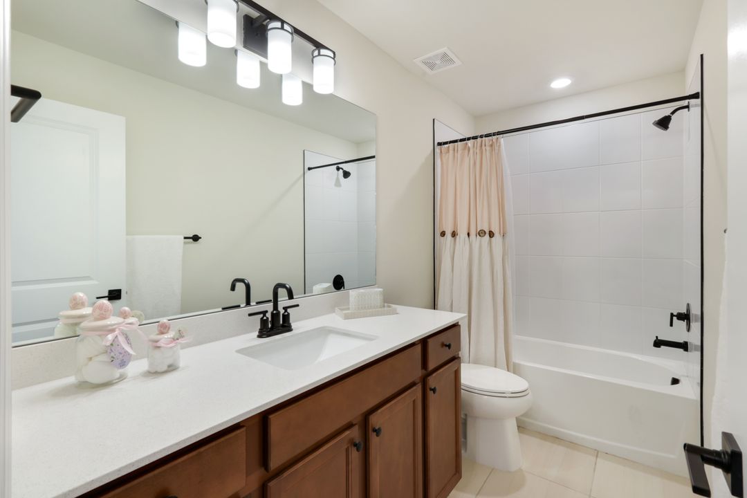 10427 Ventana Ln, Naples, FL 34120