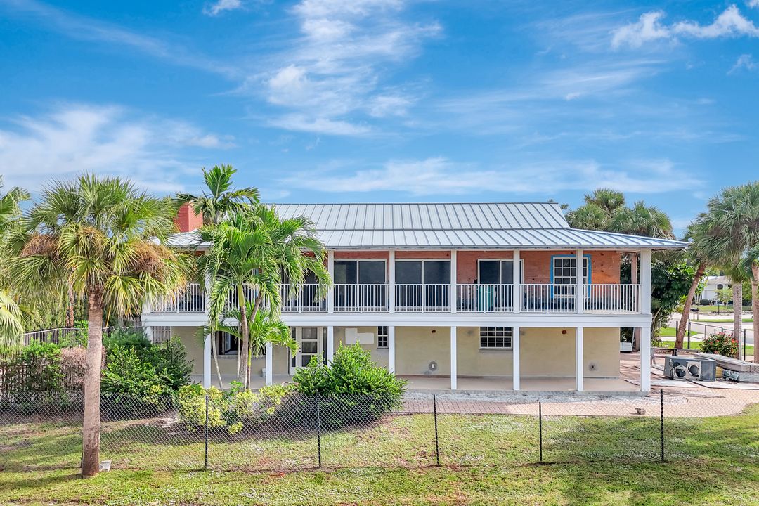 9500 Vanderbilt Dr, Naples, FL 34108