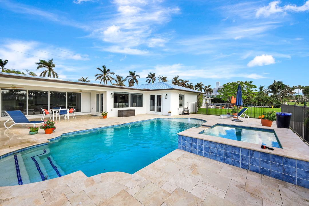 590 Harbour Dr, Naples, FL 34103