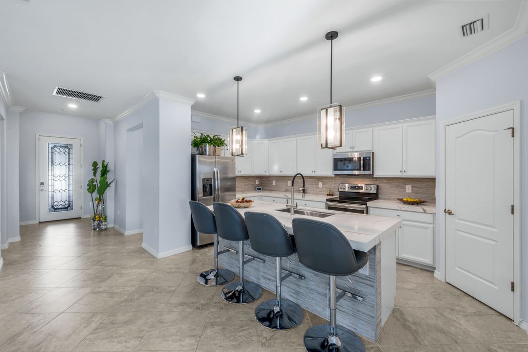 9445 Glenforest Dr, Naples, FL 34120