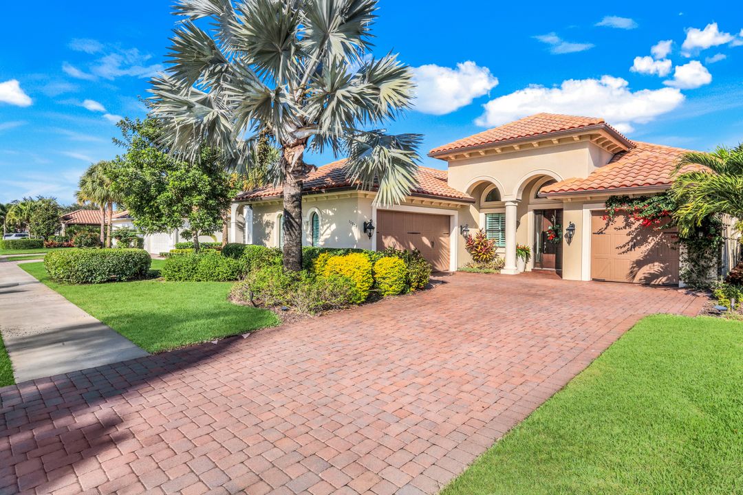 11925 Heather Woods Ct, Naples, FL 34120