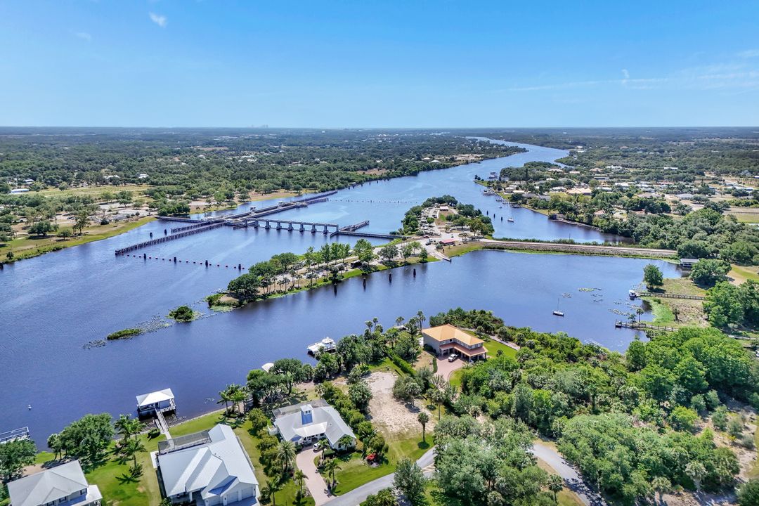 16420 Oakview Cir, Alva, FL 33920
