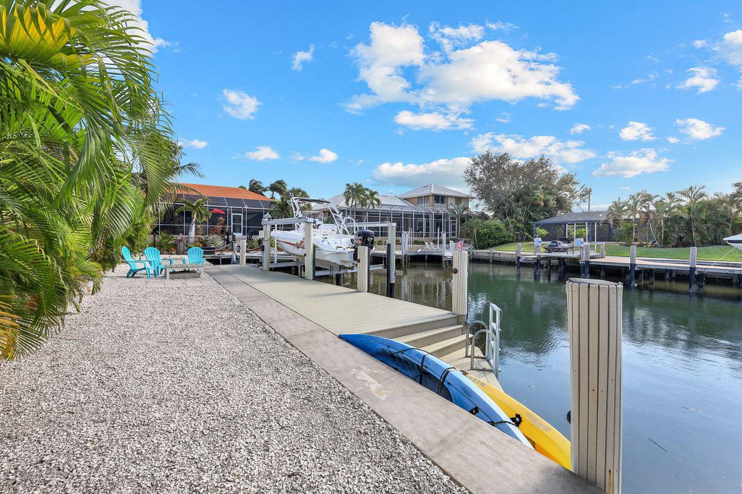 318 Grapewood Ct, Marco Island, FL 34145