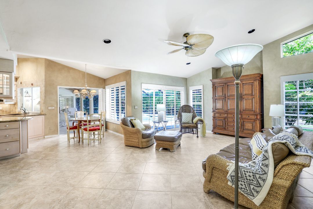 811 Pitch Apple Ln, Naples, FL 34108