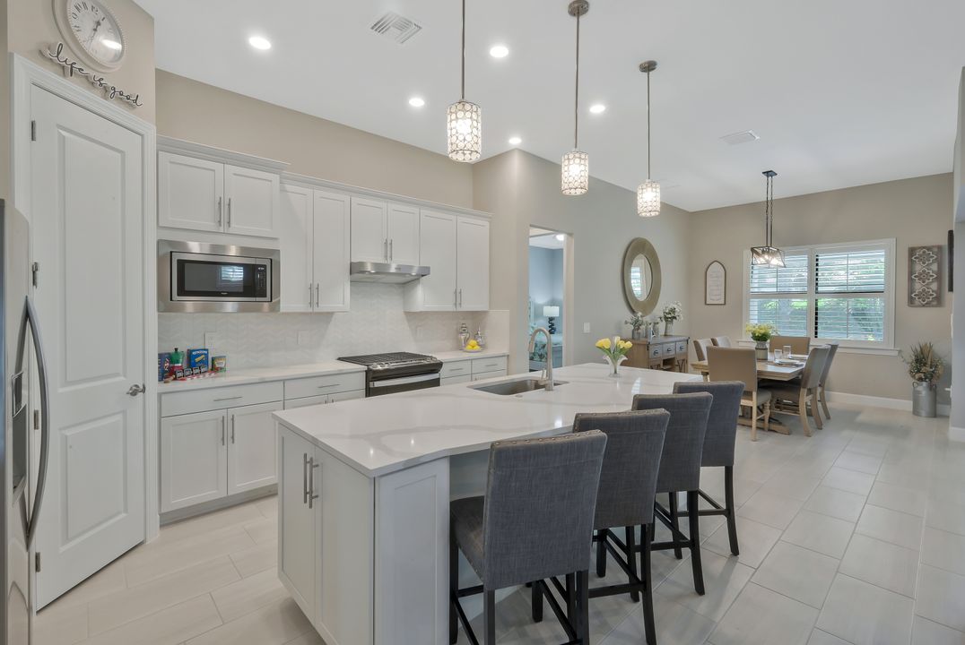 9640 Everglades Dr, Naples, FL 34120