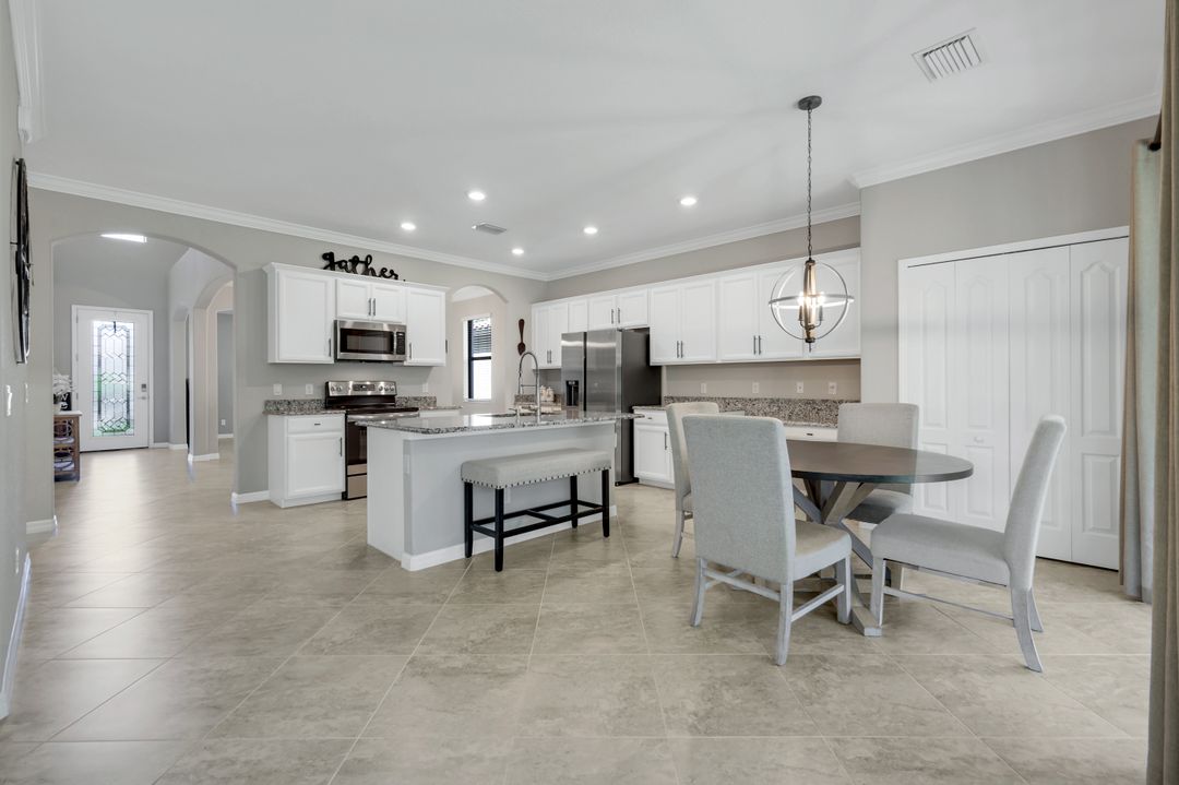 4264 Raffia Palm Cir, Naples, FL 34119