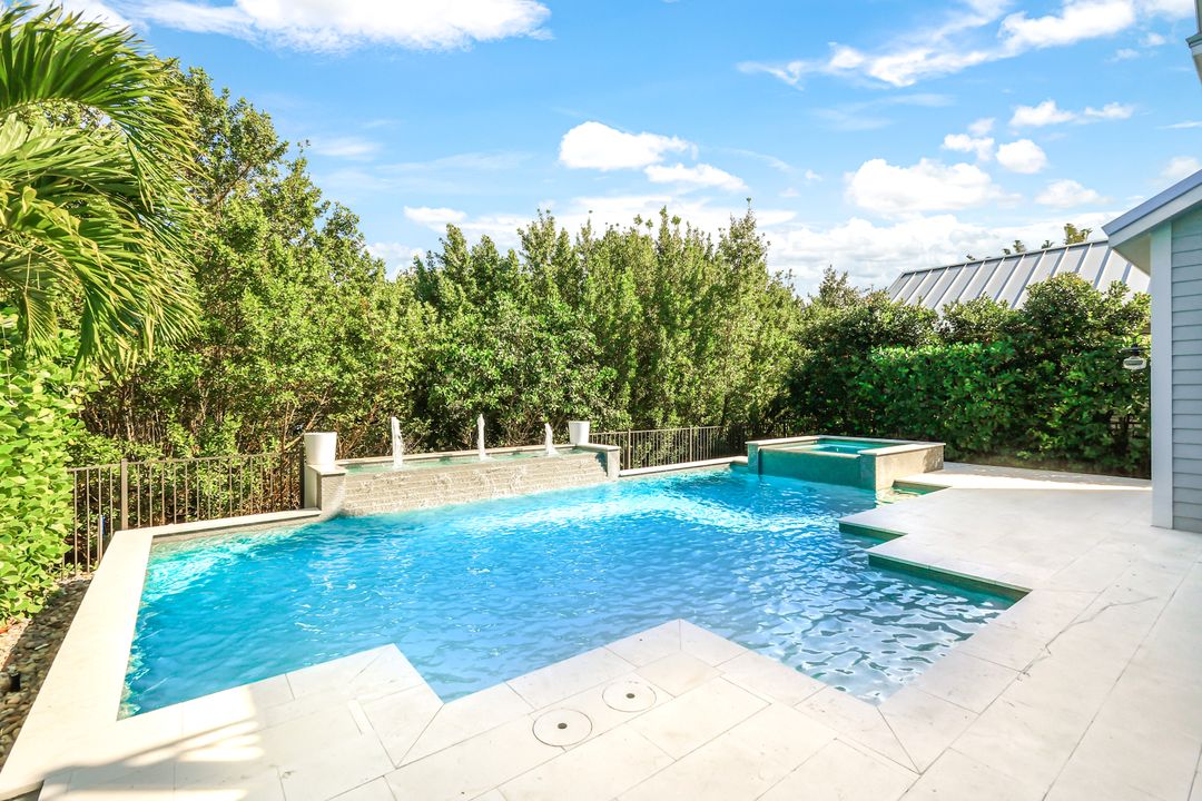 91 14th St S, Naples, FL 34102