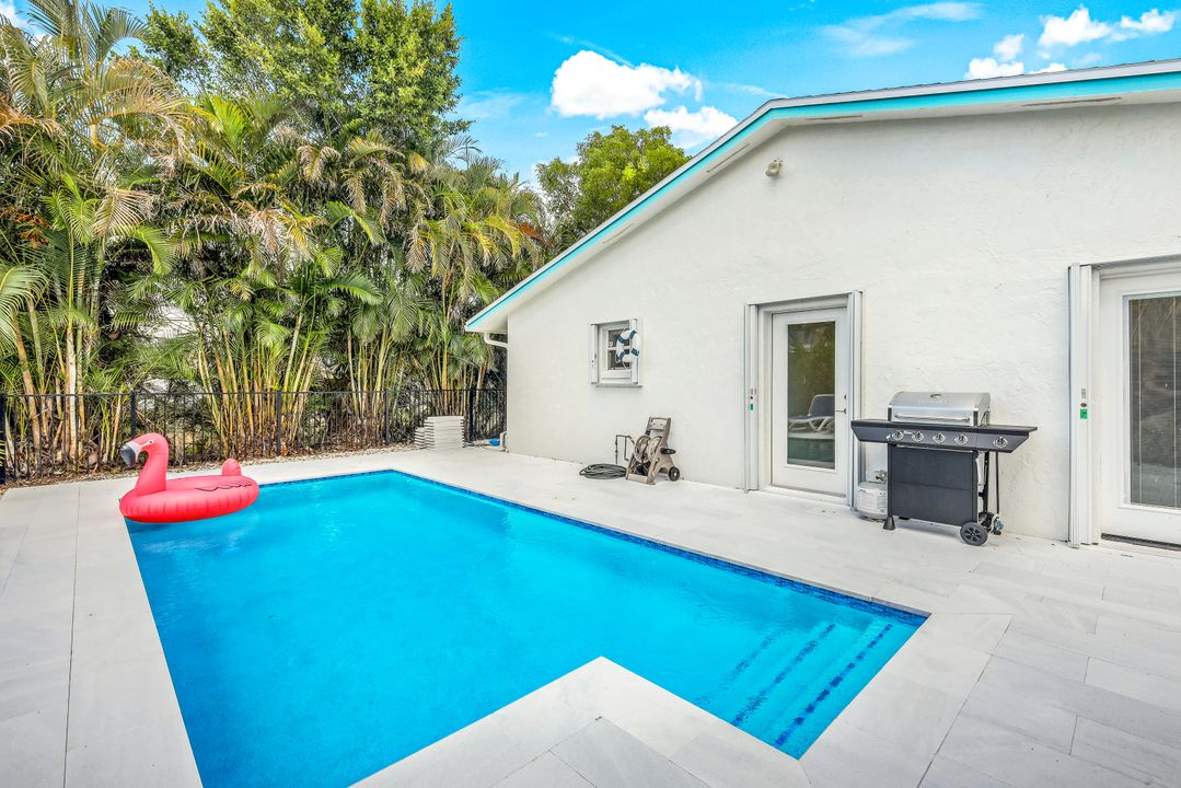 590 92nd Ave N, Naples, FL 34108