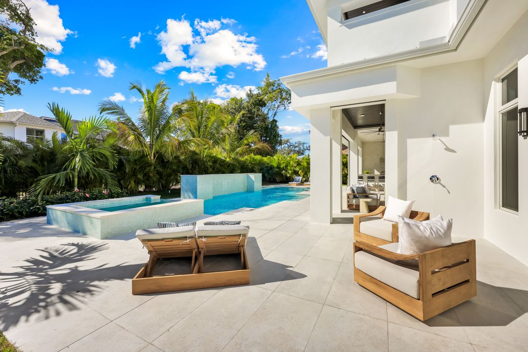 726 Riviera Dr, Naples, FL 34103