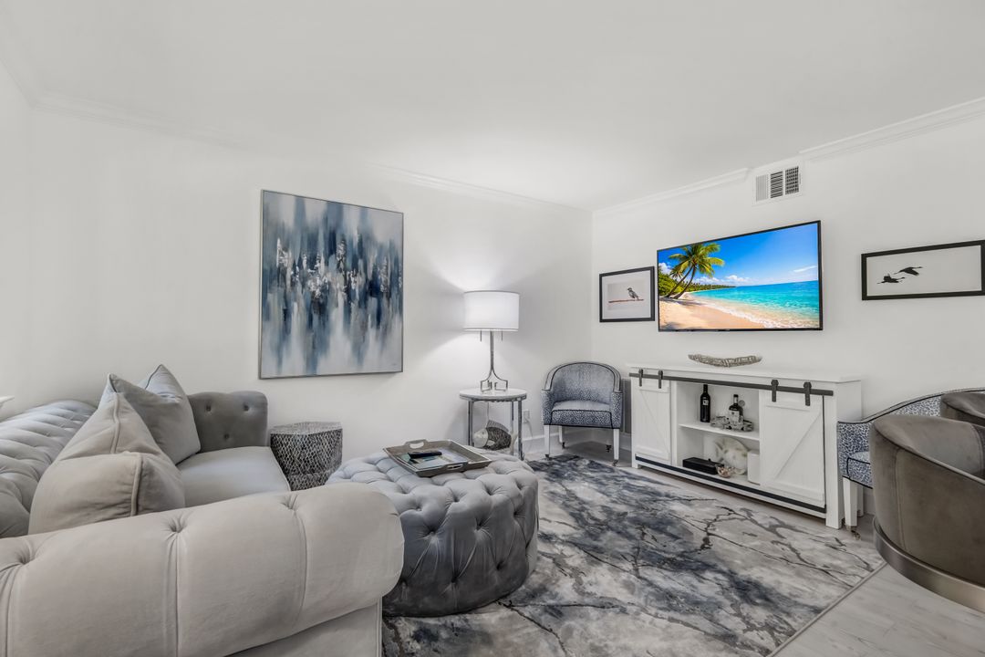 960 7th St S #105, Naples, FL 34102