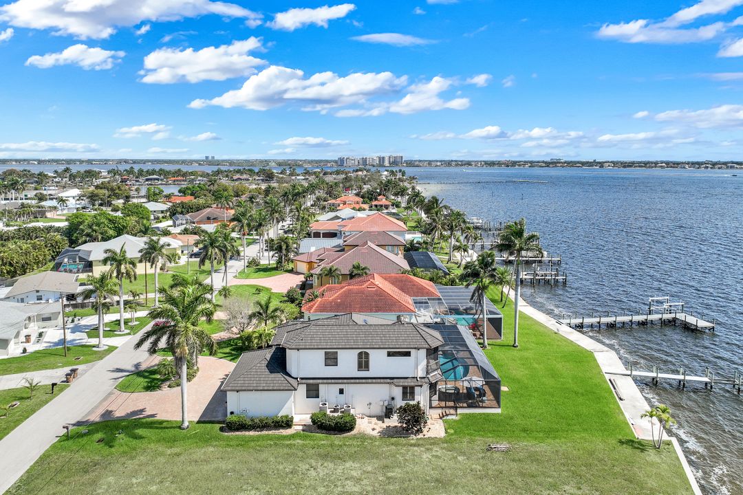 1028 Dolphin Dr, Cape Coral, FL 33904