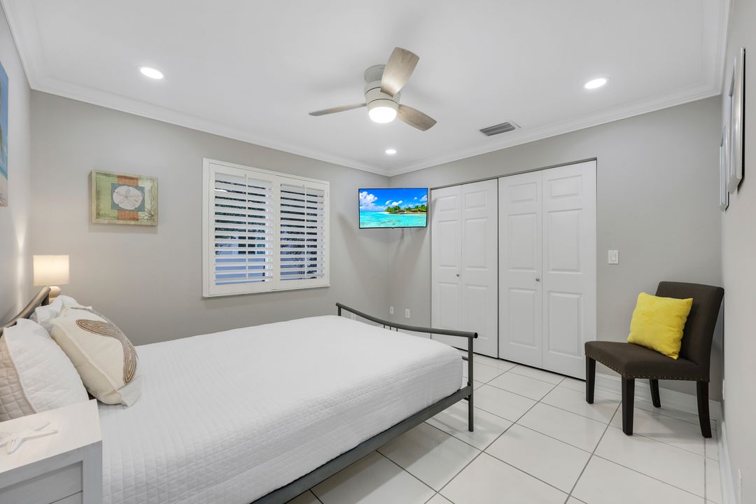 567 93rd Ave N, Naples, FL 34108