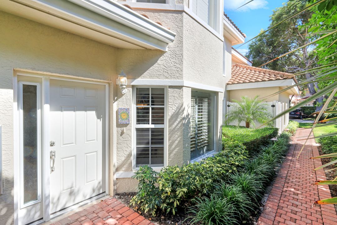 8453 Abbington Cir #811, Naples, FL 34108