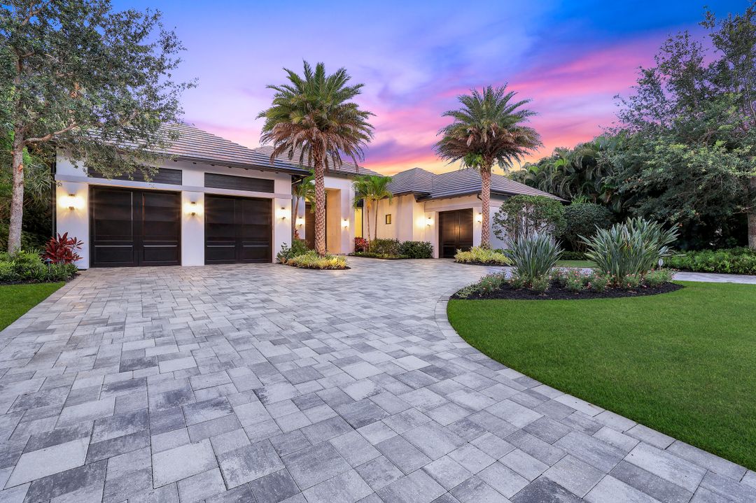 541 Whispering Pine Ct, Naples, FL 34103