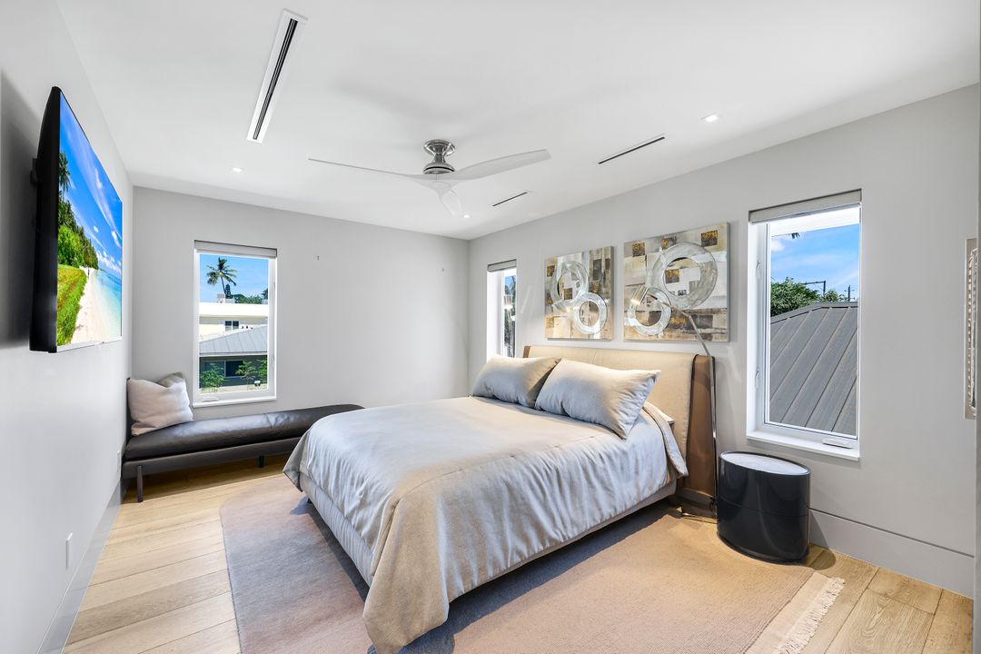 295 5th Ave S, Naples, FL 34102