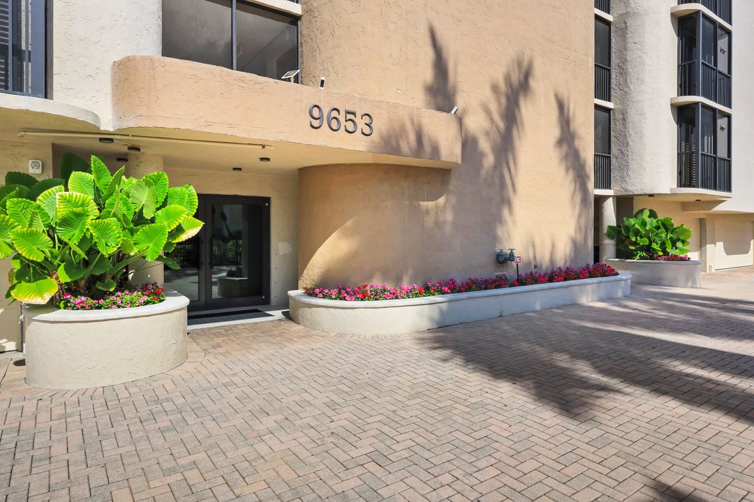 9653 Gulf Shore Dr #303, Naples, FL 34108