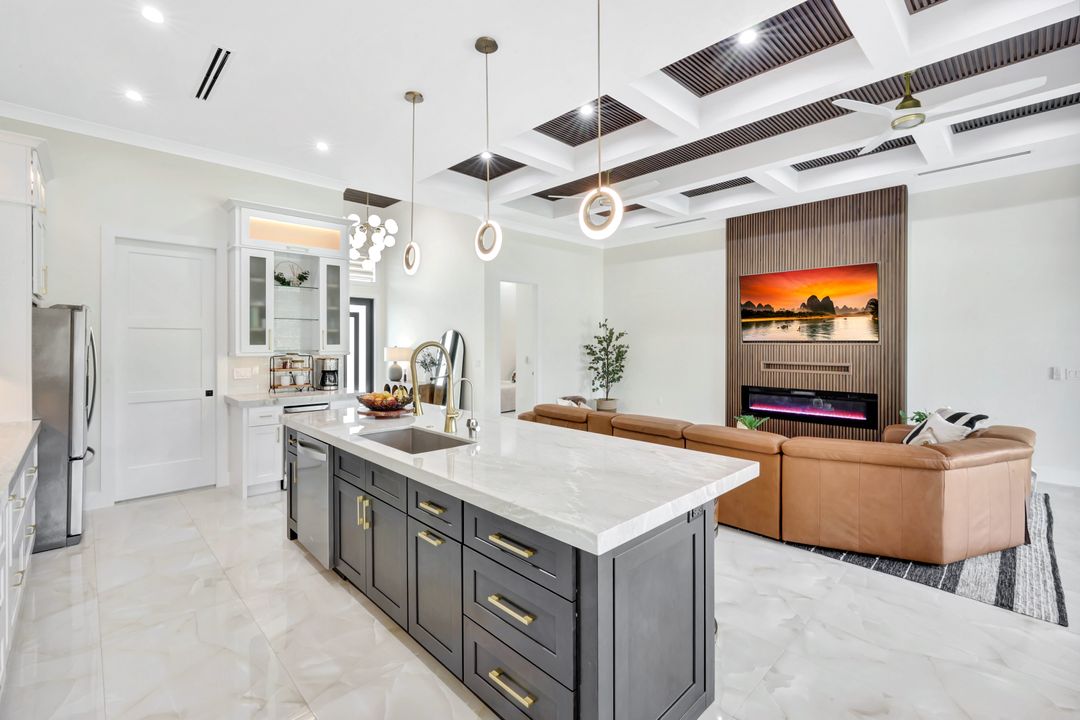 2546 4th St NW, Naples, FL 34120