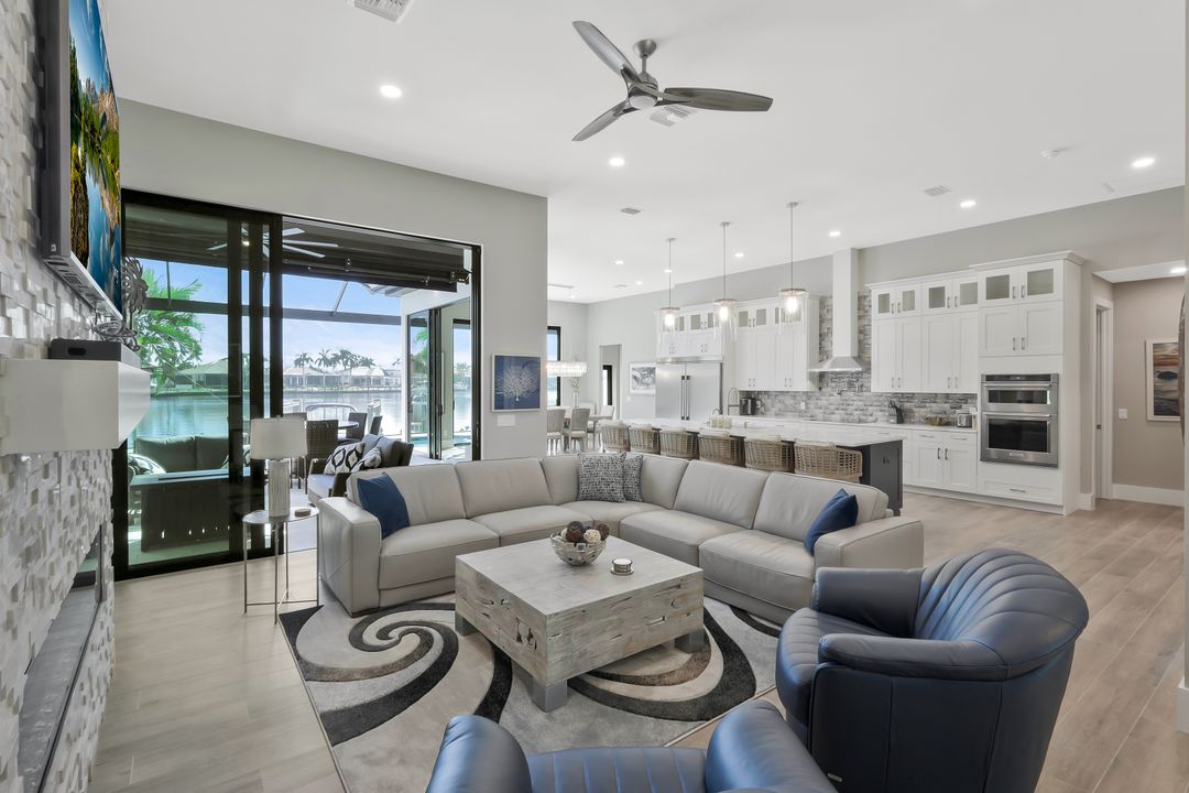 1812 Lagoon Ln, Cape Coral, FL 33914